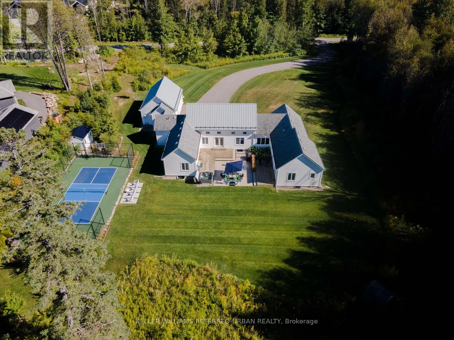 24 WINDFIELD DRIVE W