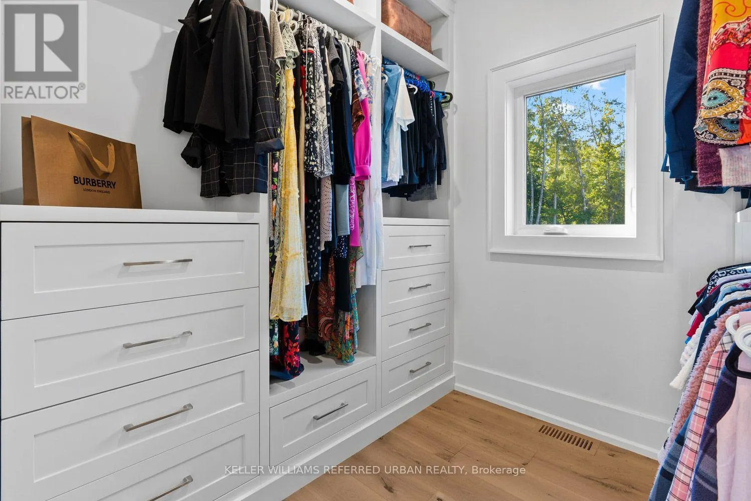 24 WINDFIELD DRIVE W