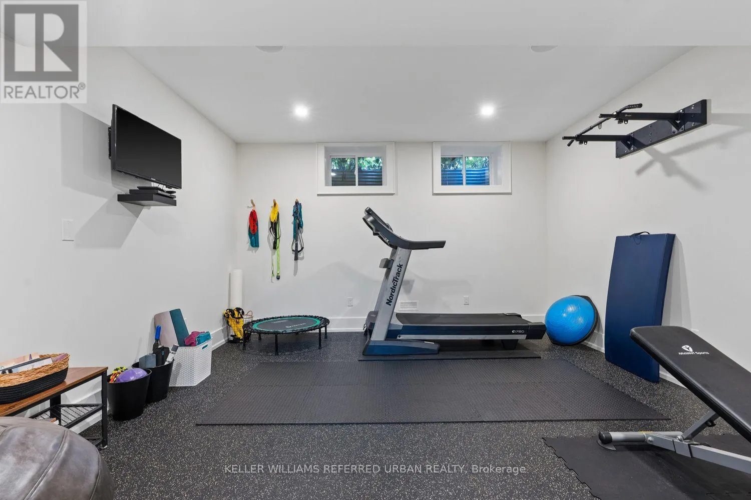 24 WINDFIELD DRIVE W