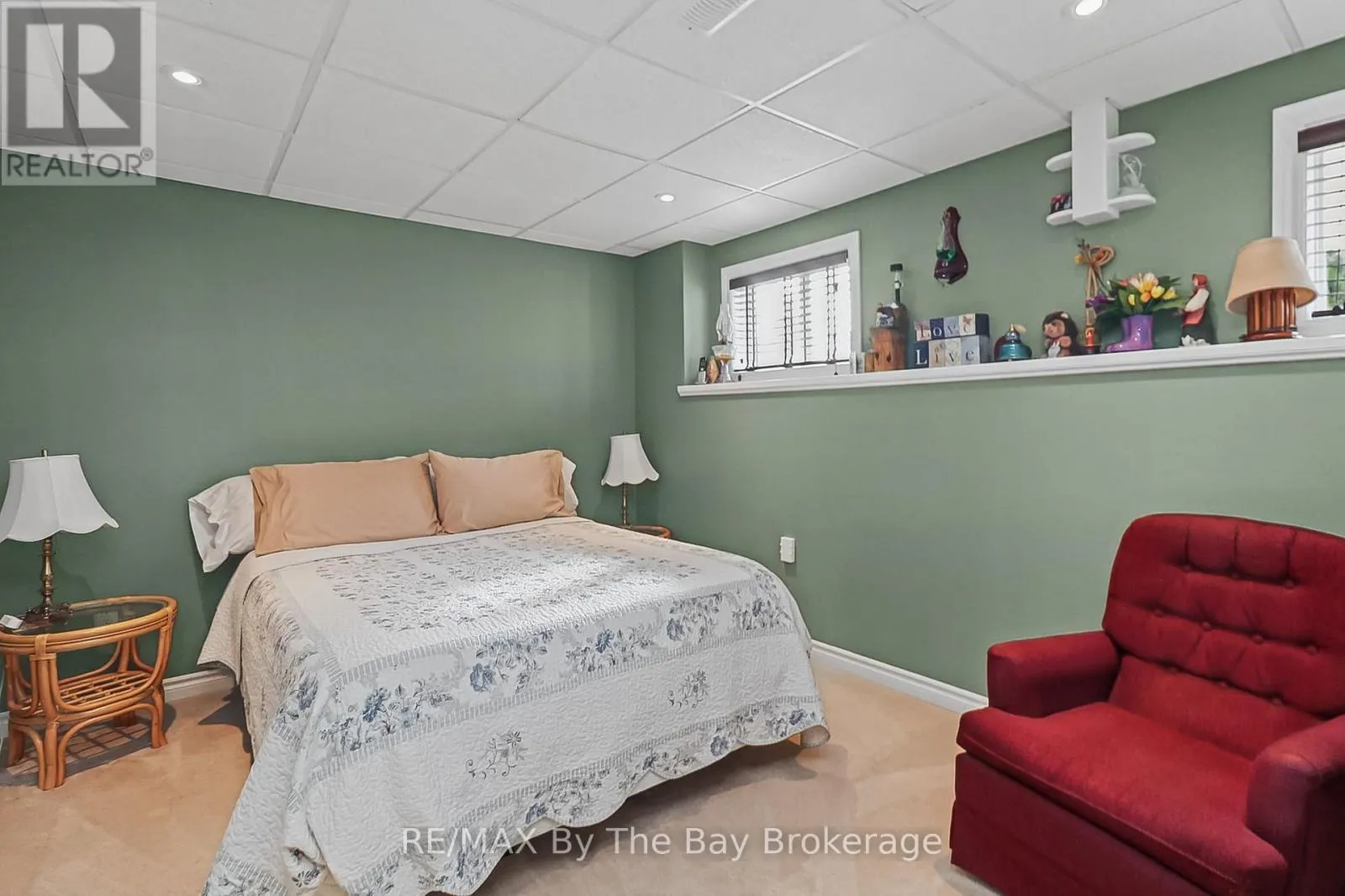 8 MIDDLEPORT DRIVE