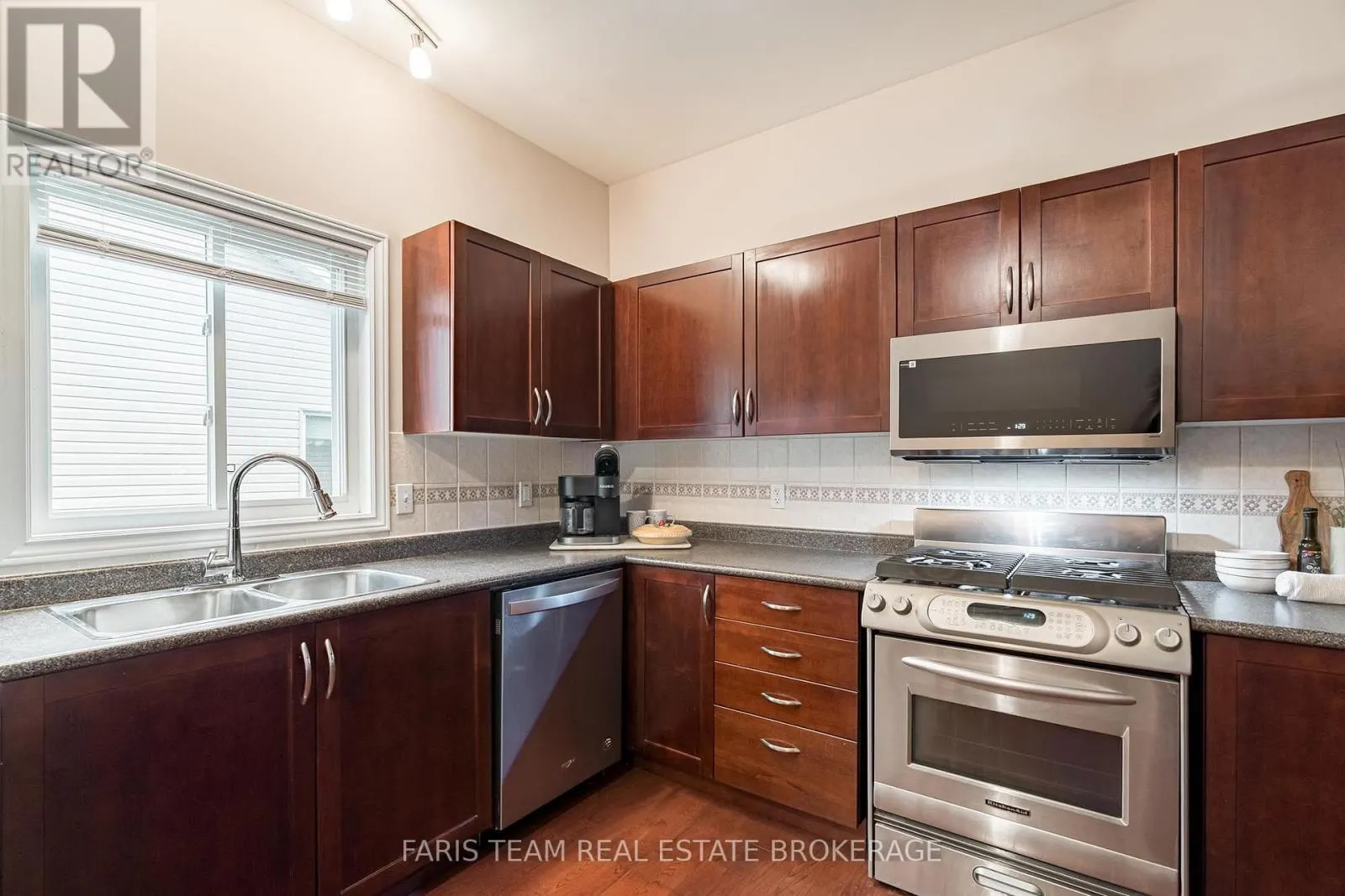 47 GEORGIAS WALK