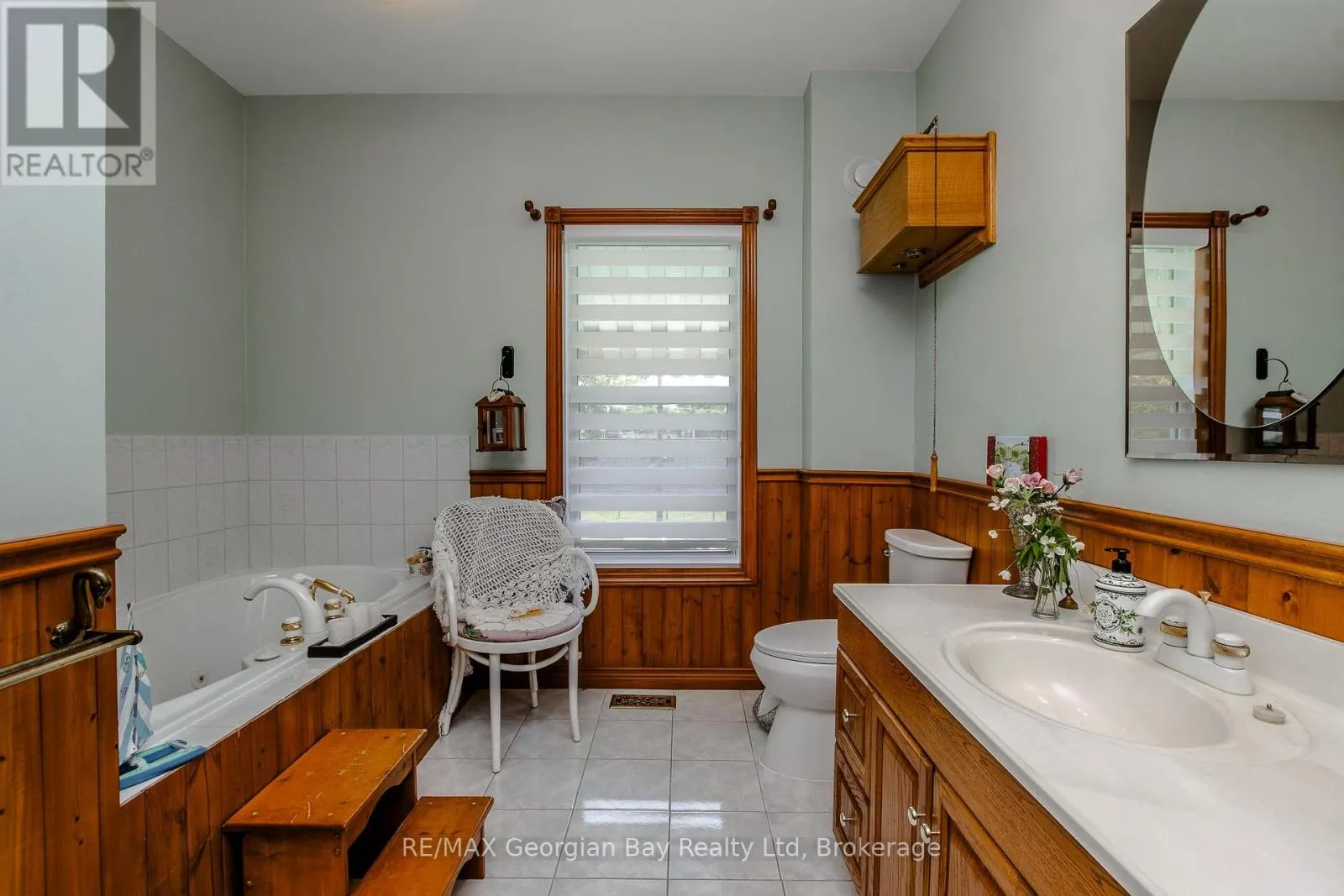 305 LINDSAY STREET E