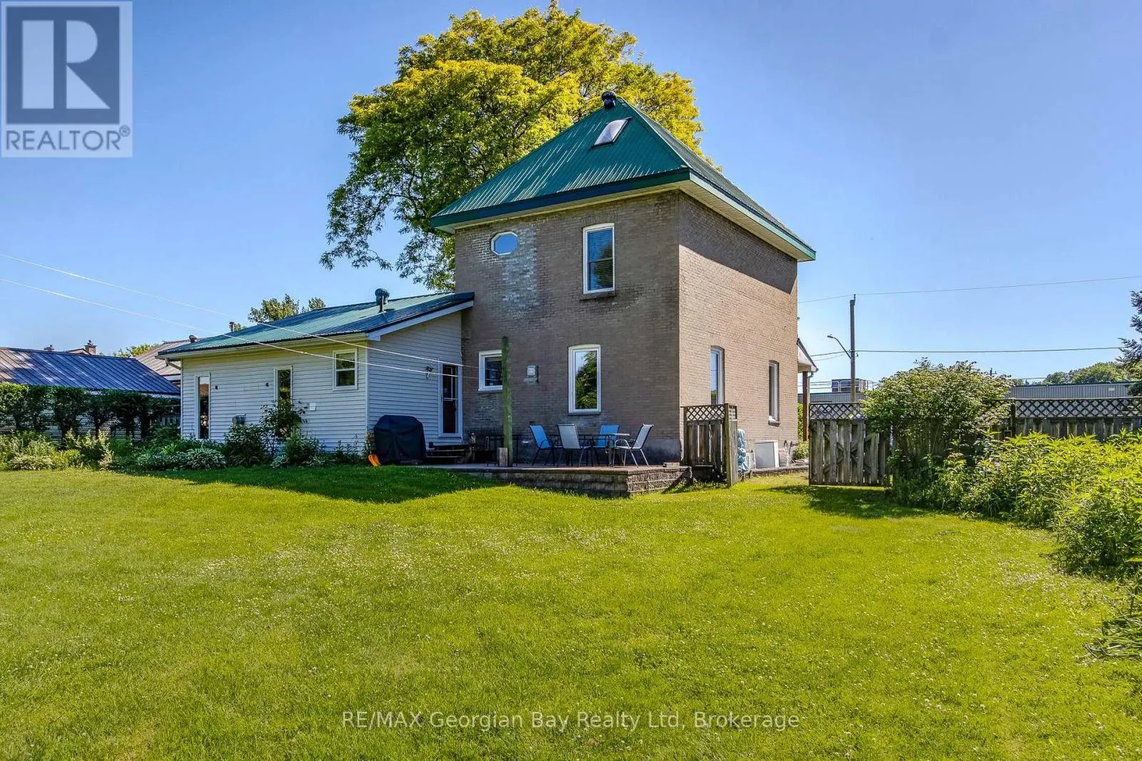 305 LINDSAY STREET E