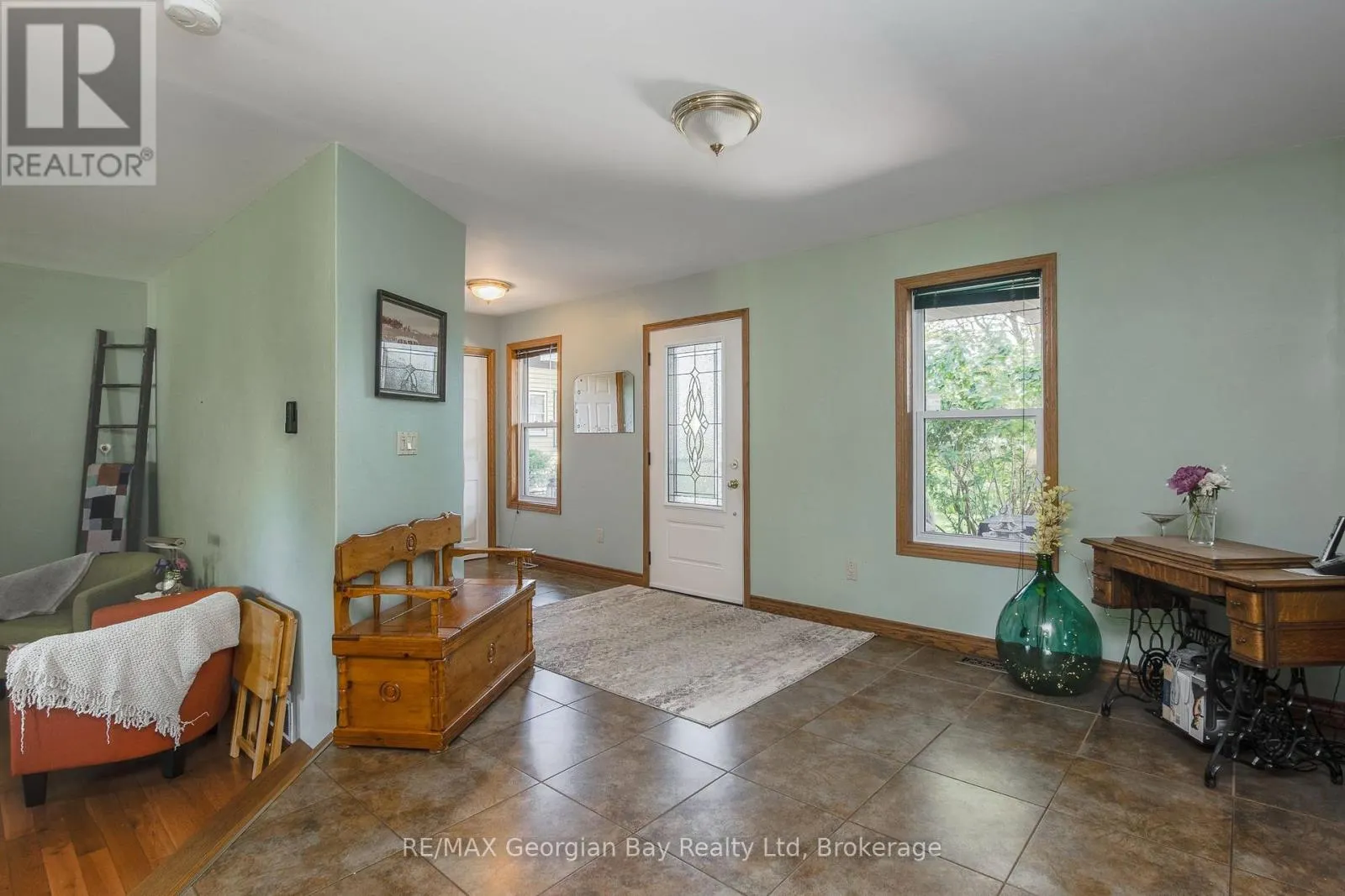 305 LINDSAY STREET E