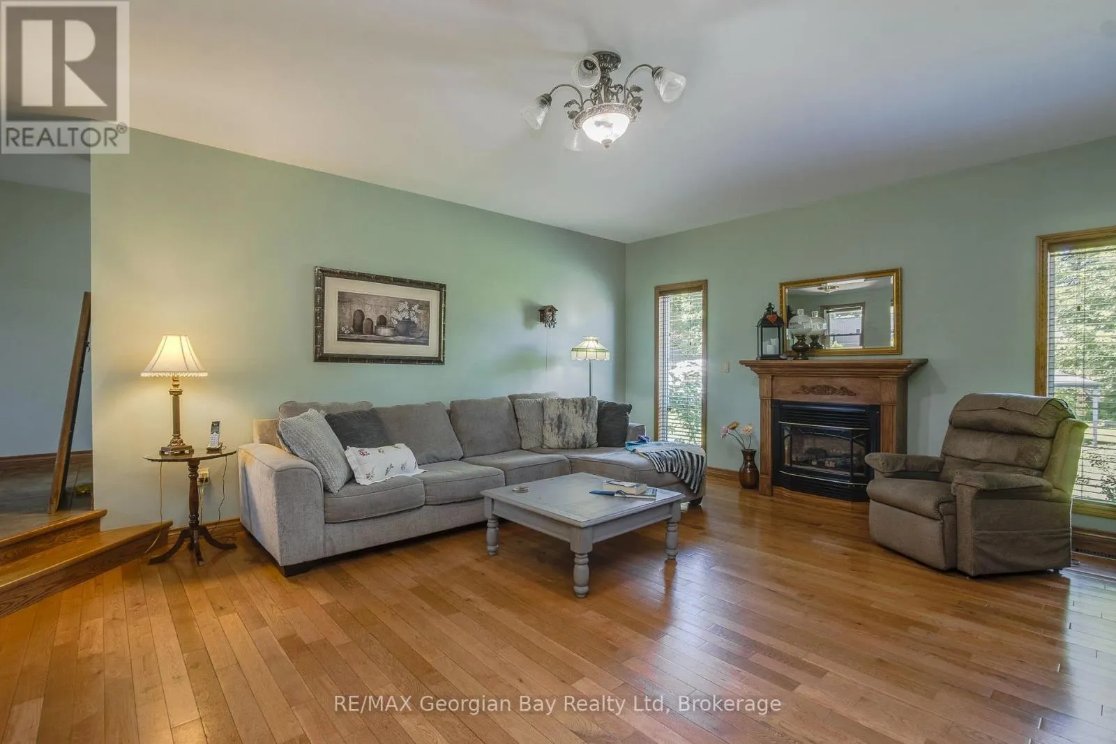 305 LINDSAY STREET E