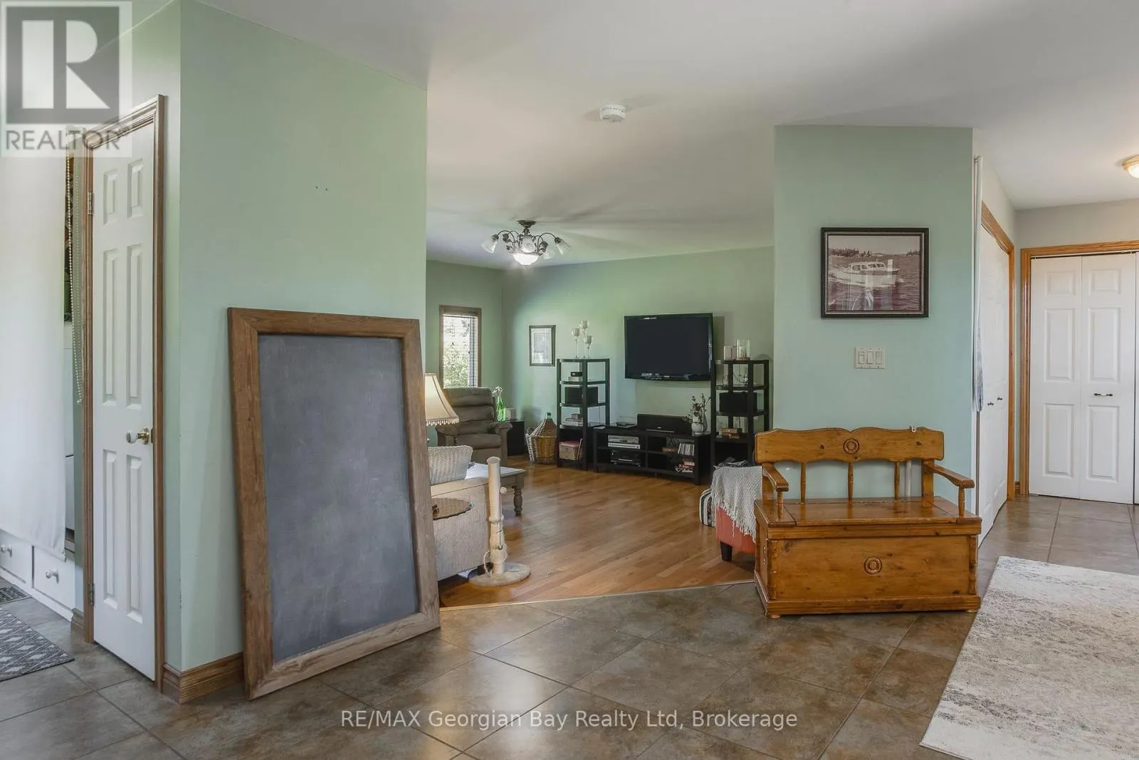 305 LINDSAY STREET E