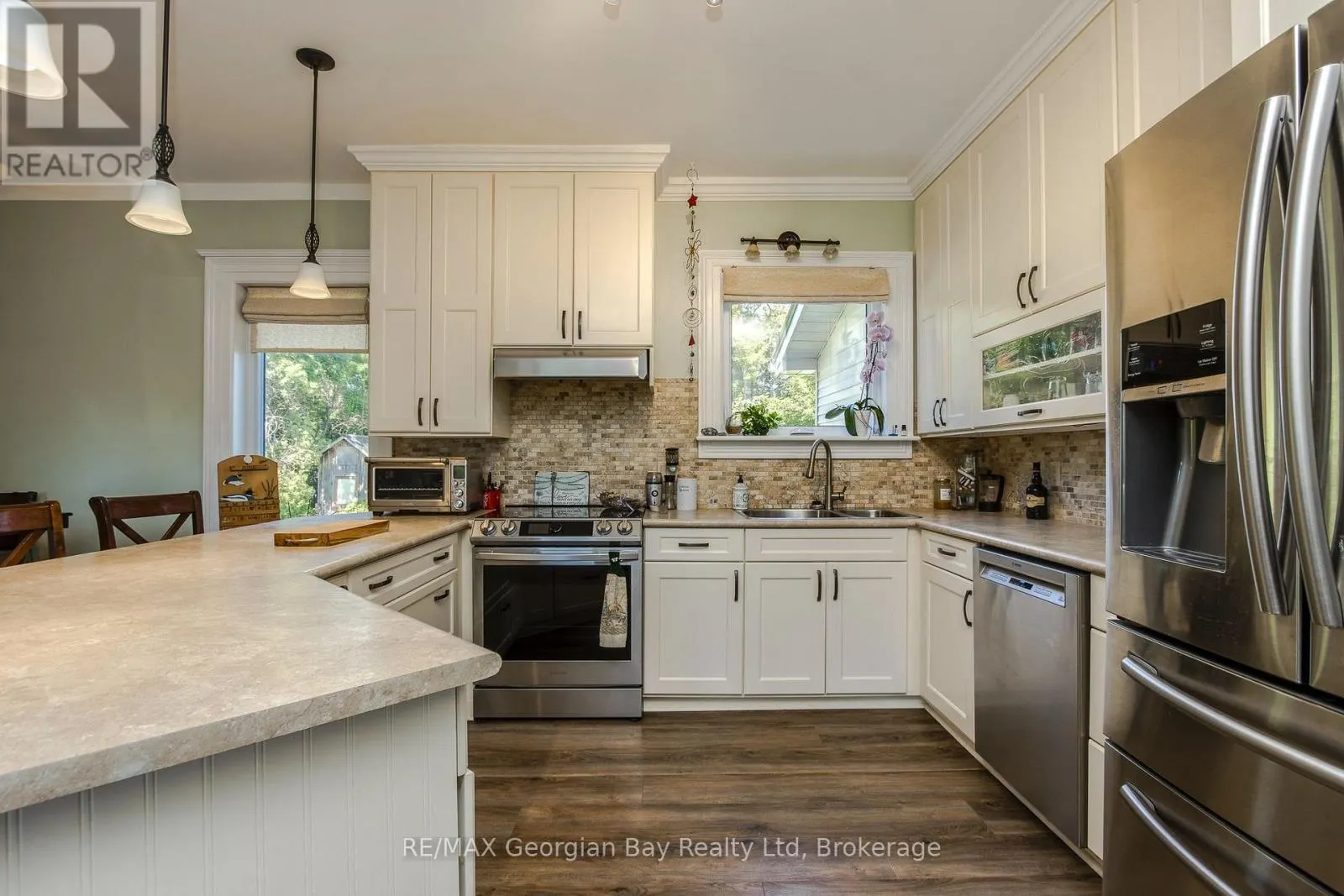 305 LINDSAY STREET E