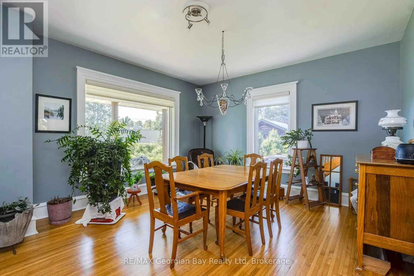 305 LINDSAY STREET E