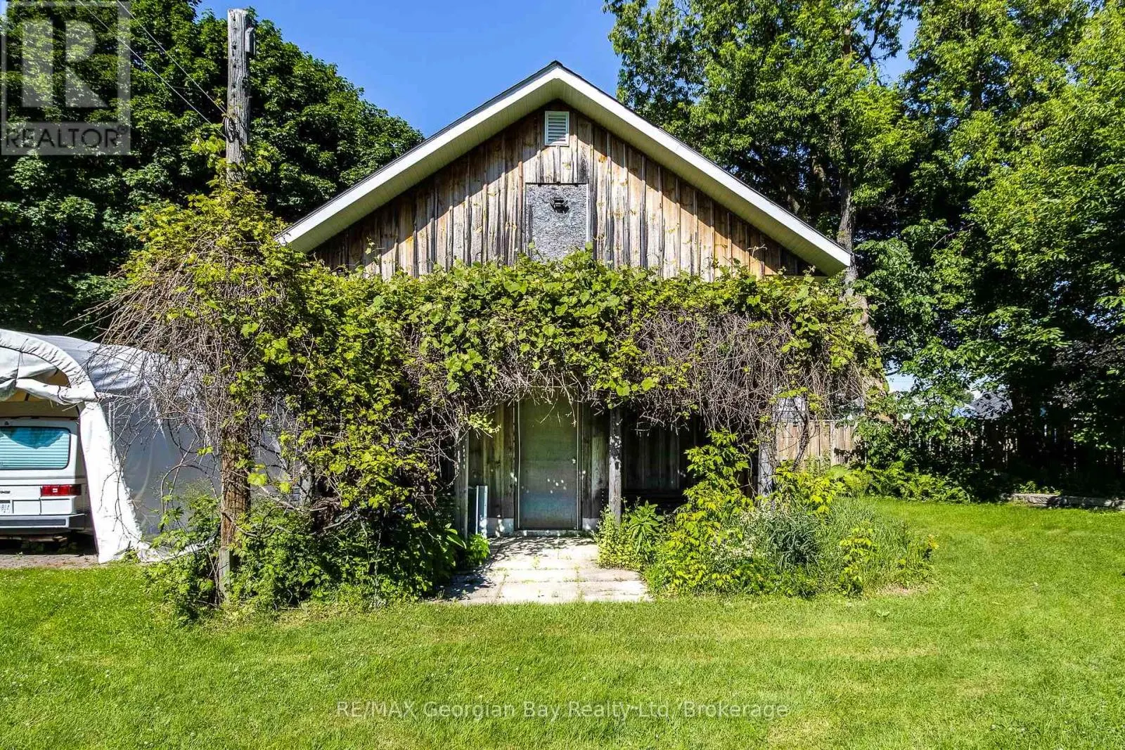 305 LINDSAY STREET E