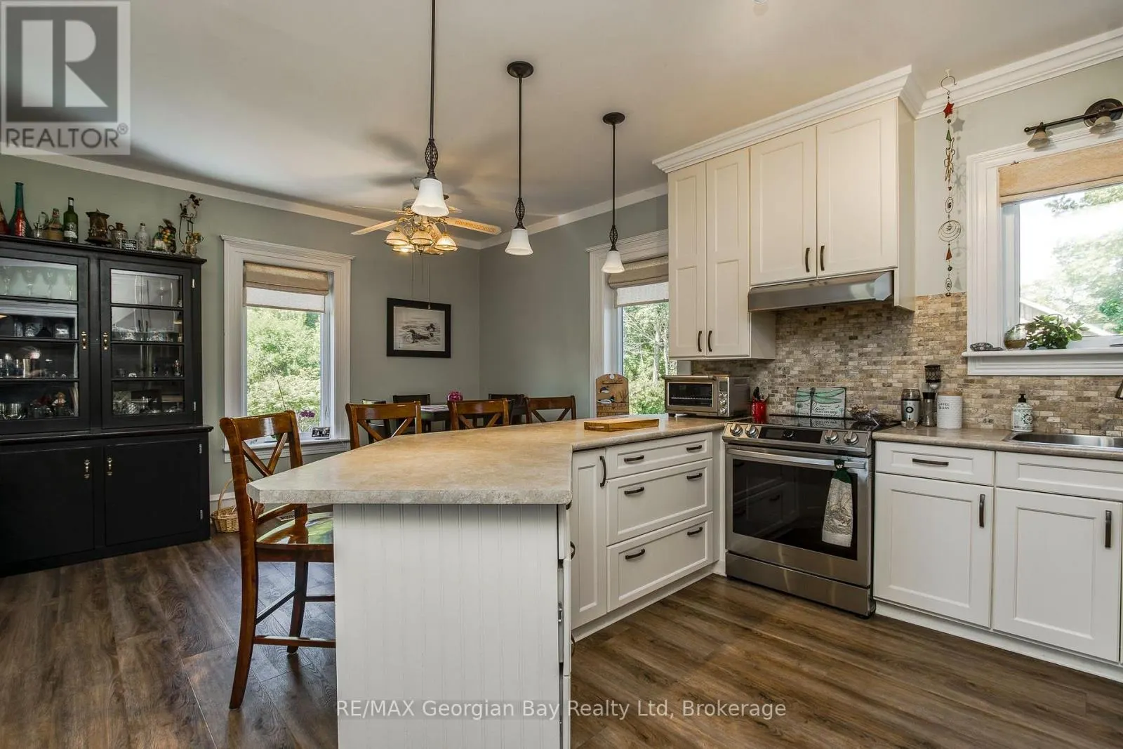 305 LINDSAY STREET E