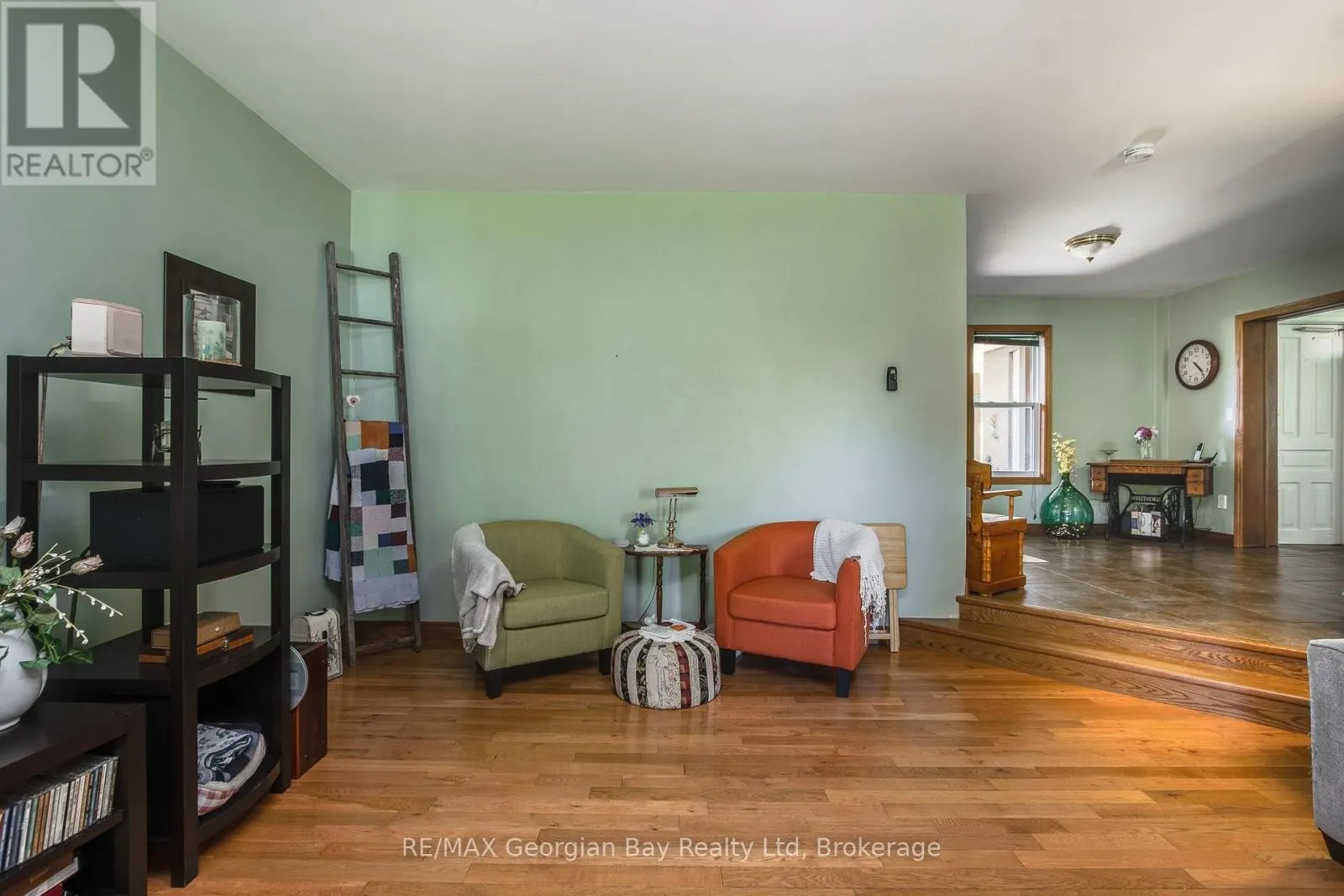 305 LINDSAY STREET E