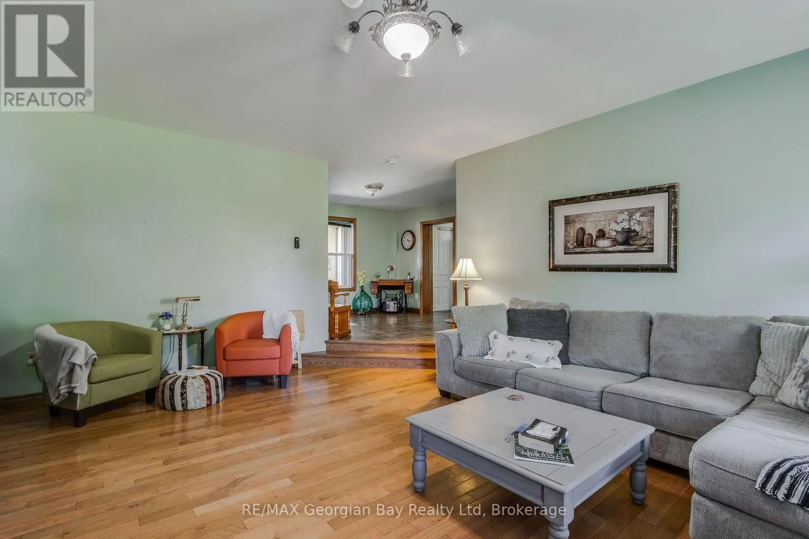 305 LINDSAY STREET E