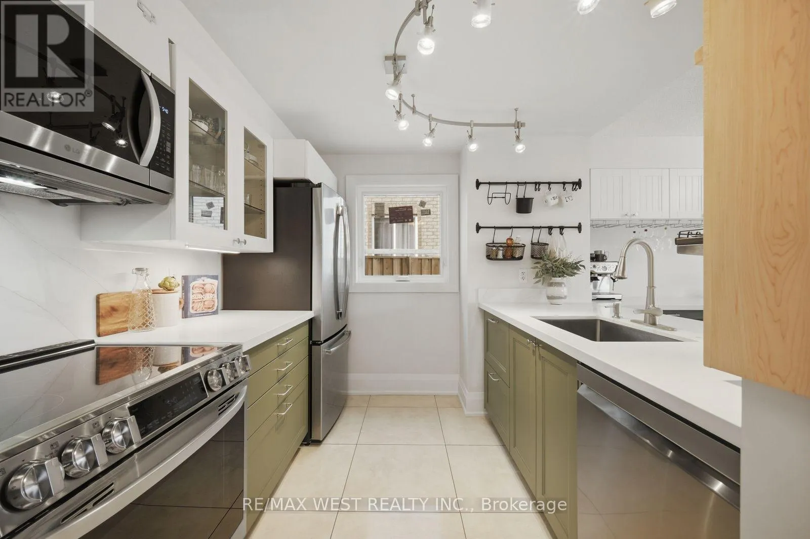 11 AMBLER BAY