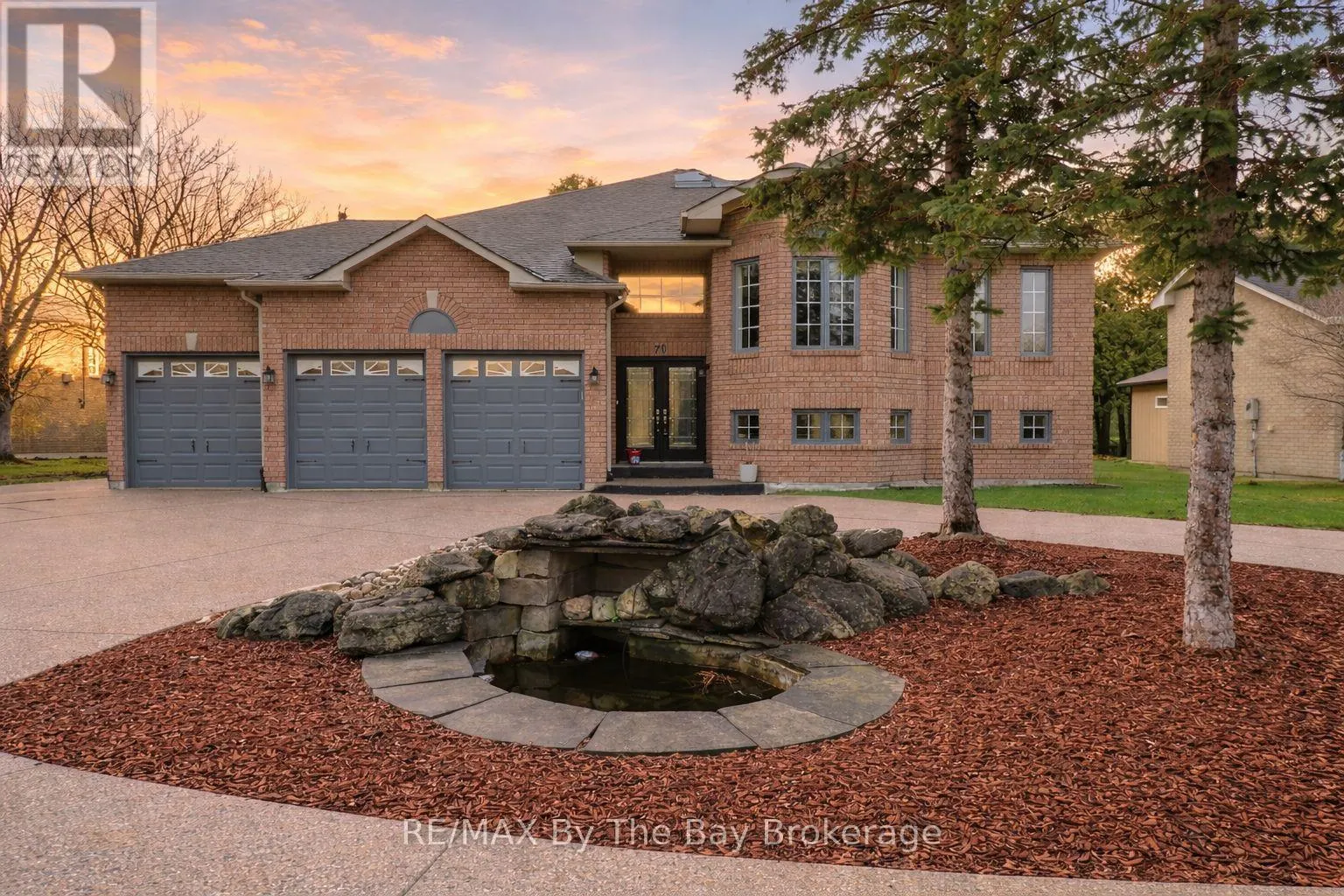 70 FAIRWAY CRESCENT