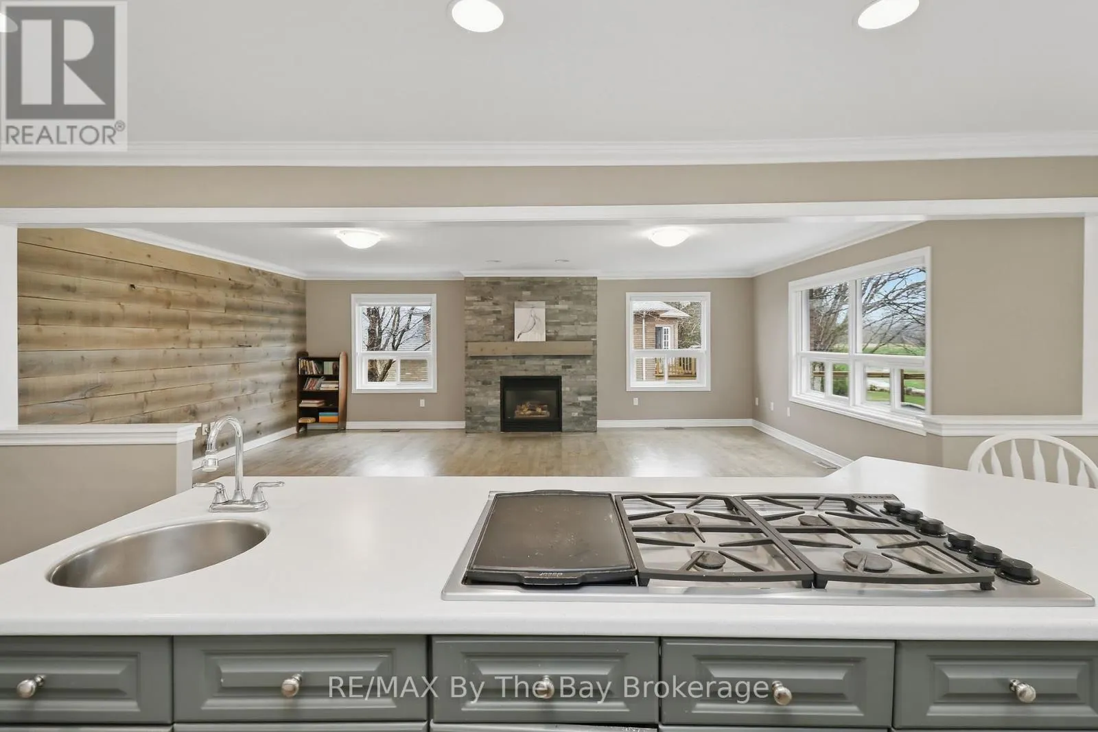 70 FAIRWAY CRESCENT