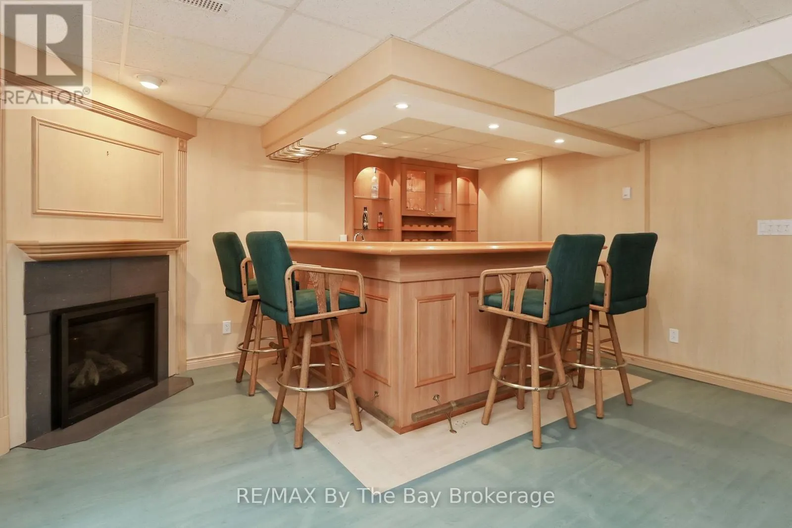 70 FAIRWAY CRESCENT