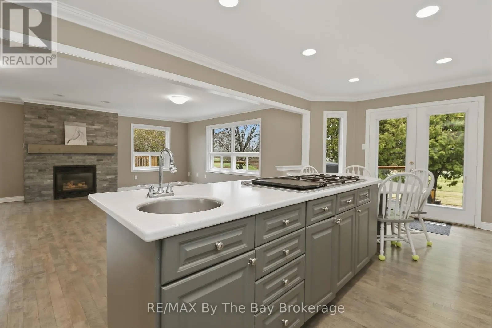 70 FAIRWAY CRESCENT