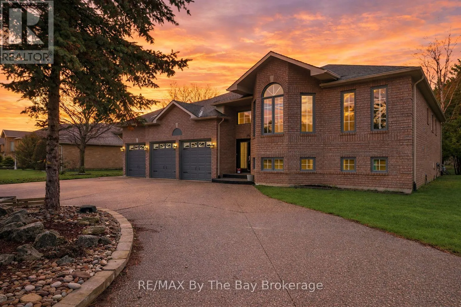 70 FAIRWAY CRESCENT