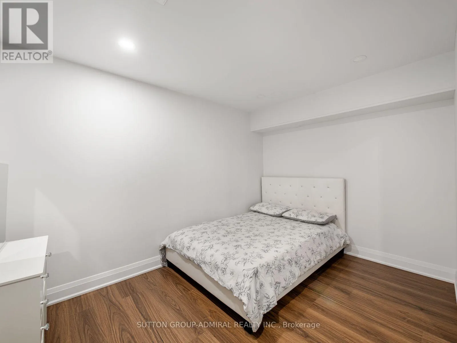 28 HARWOOD DRIVE