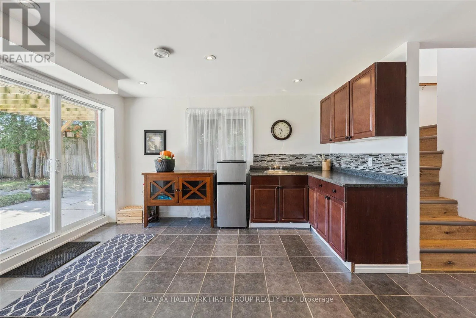 2807 LAKESIDE DRIVE