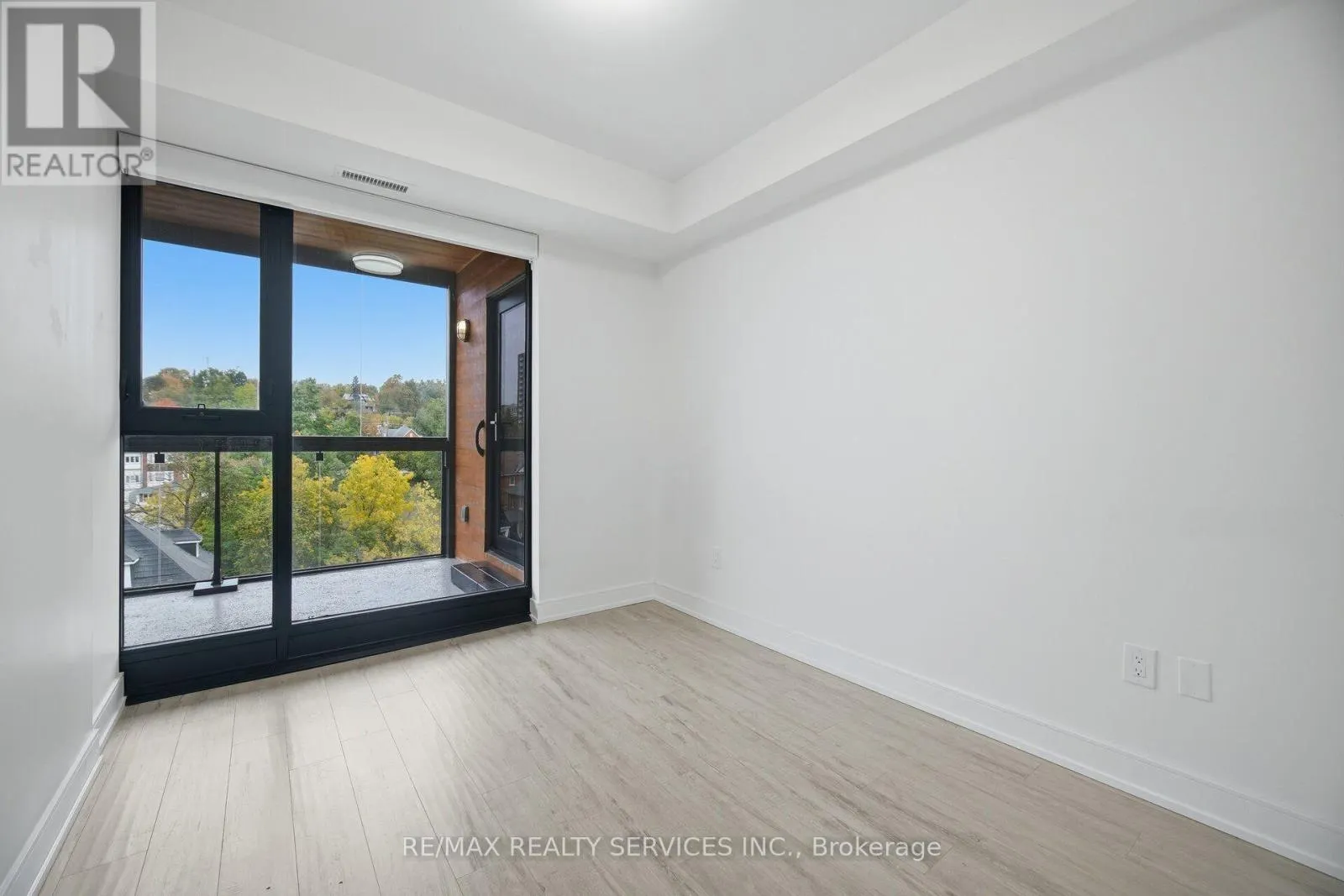 620 - 185 DUNLOP STREET E