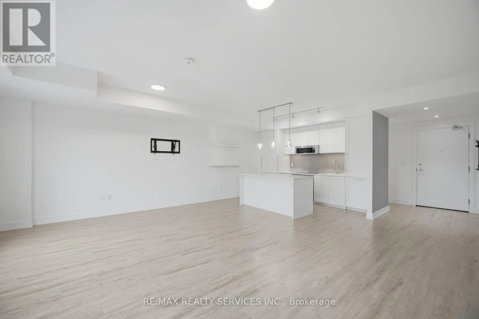 620 - 185 DUNLOP STREET E