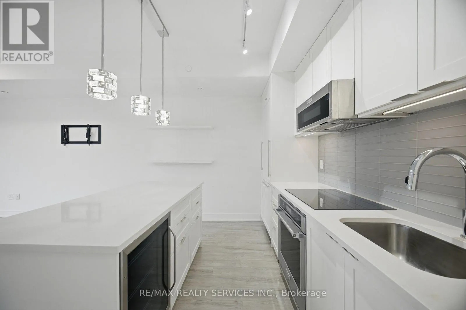 620 - 185 DUNLOP STREET E