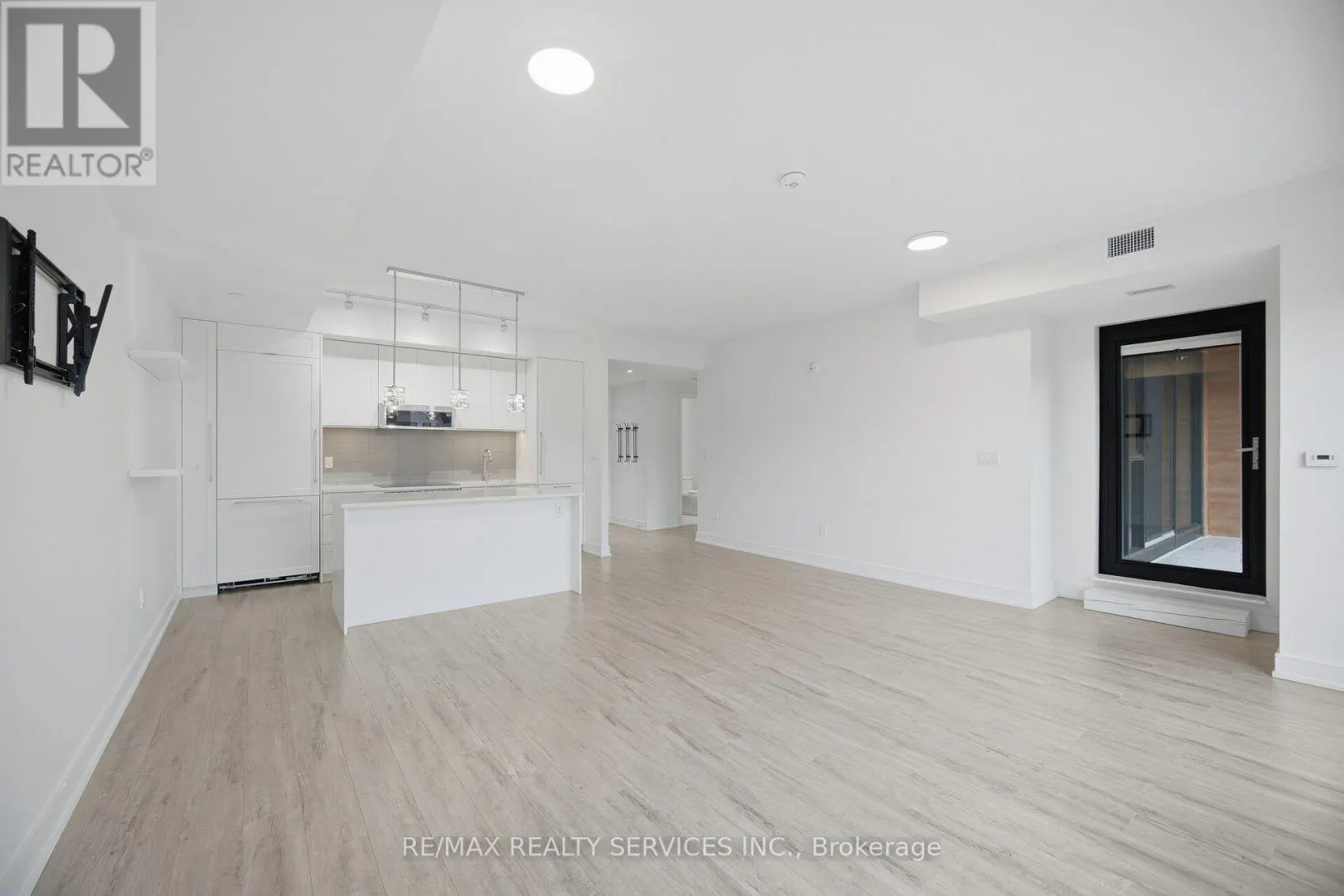 620 - 185 DUNLOP STREET E