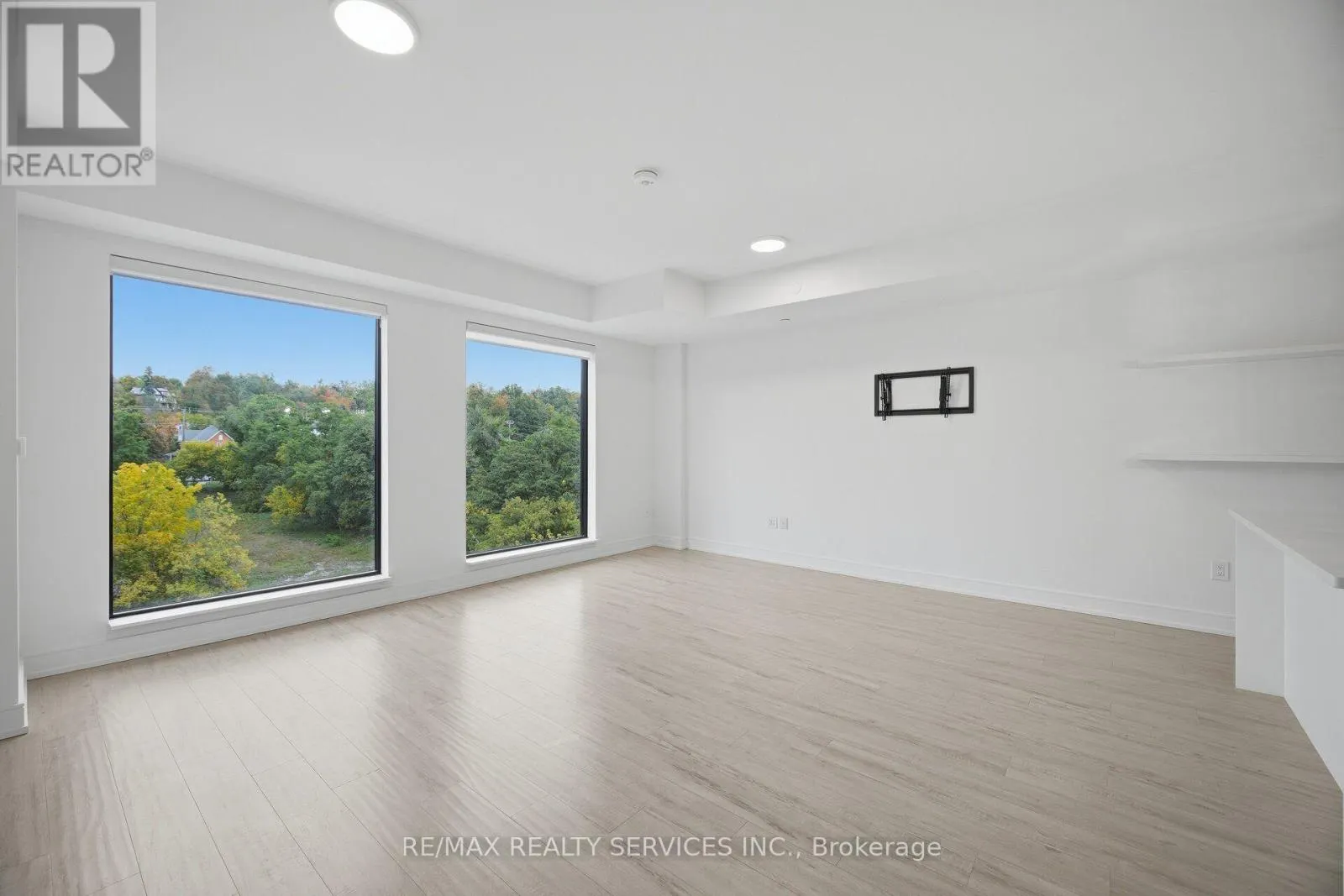 620 - 185 DUNLOP STREET E