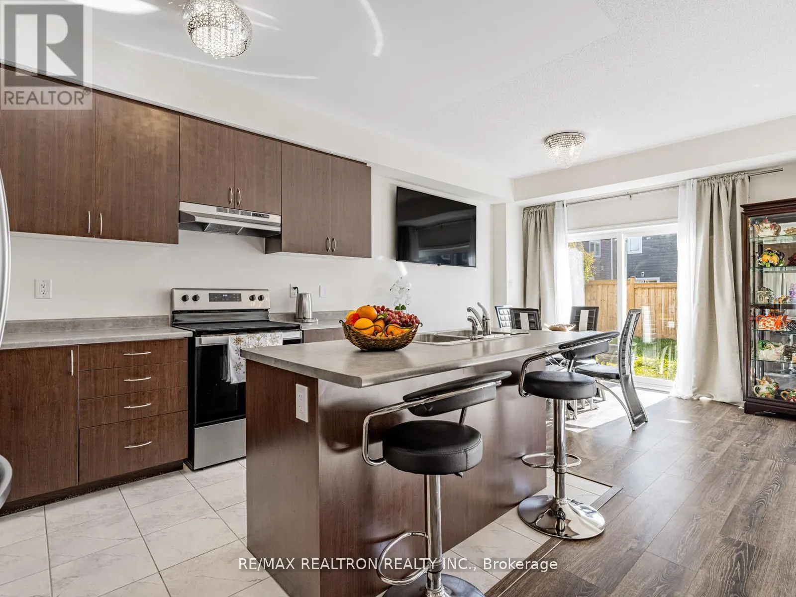 6 BOBOLINK DRIVE