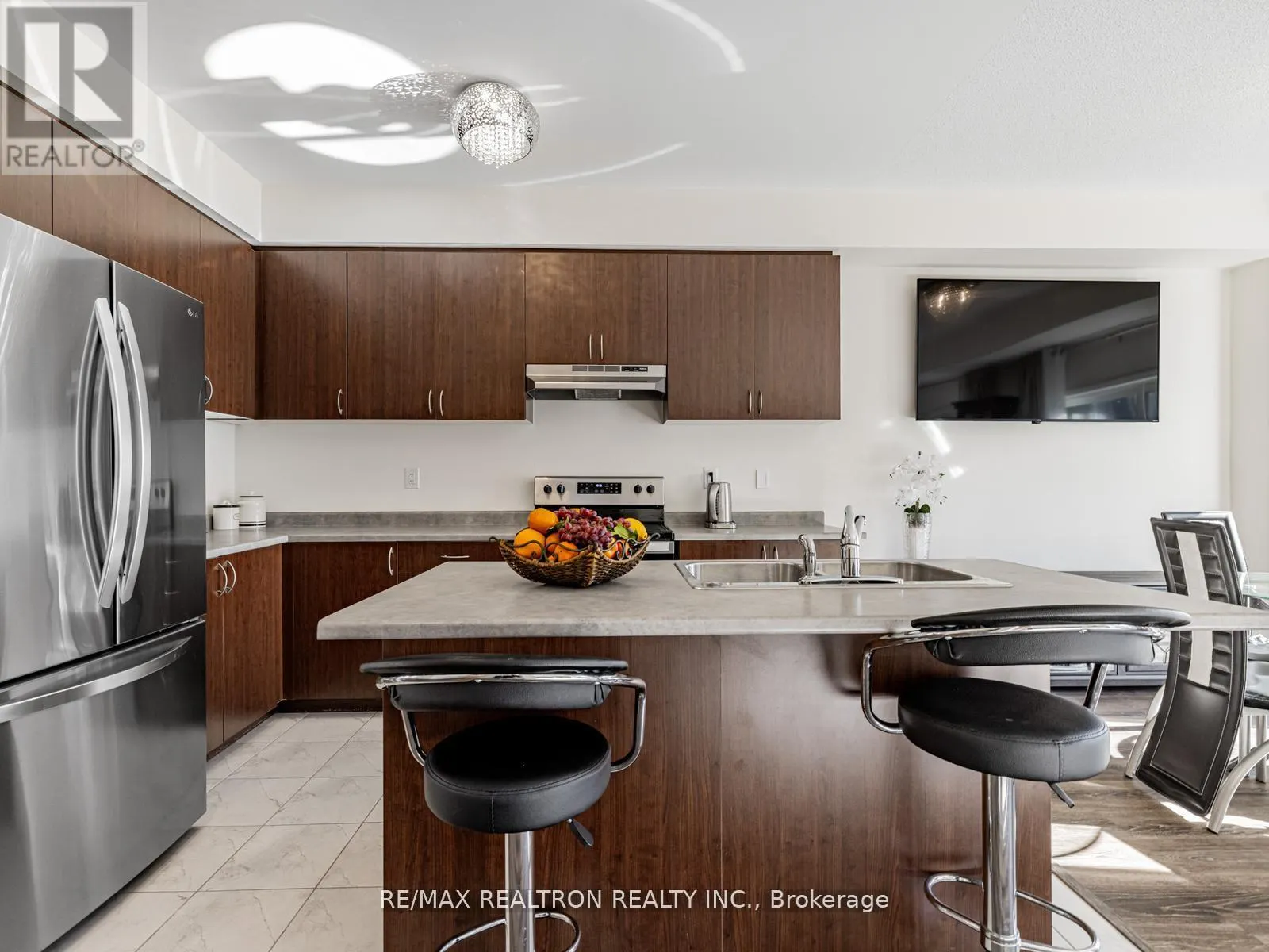 6 BOBOLINK DRIVE