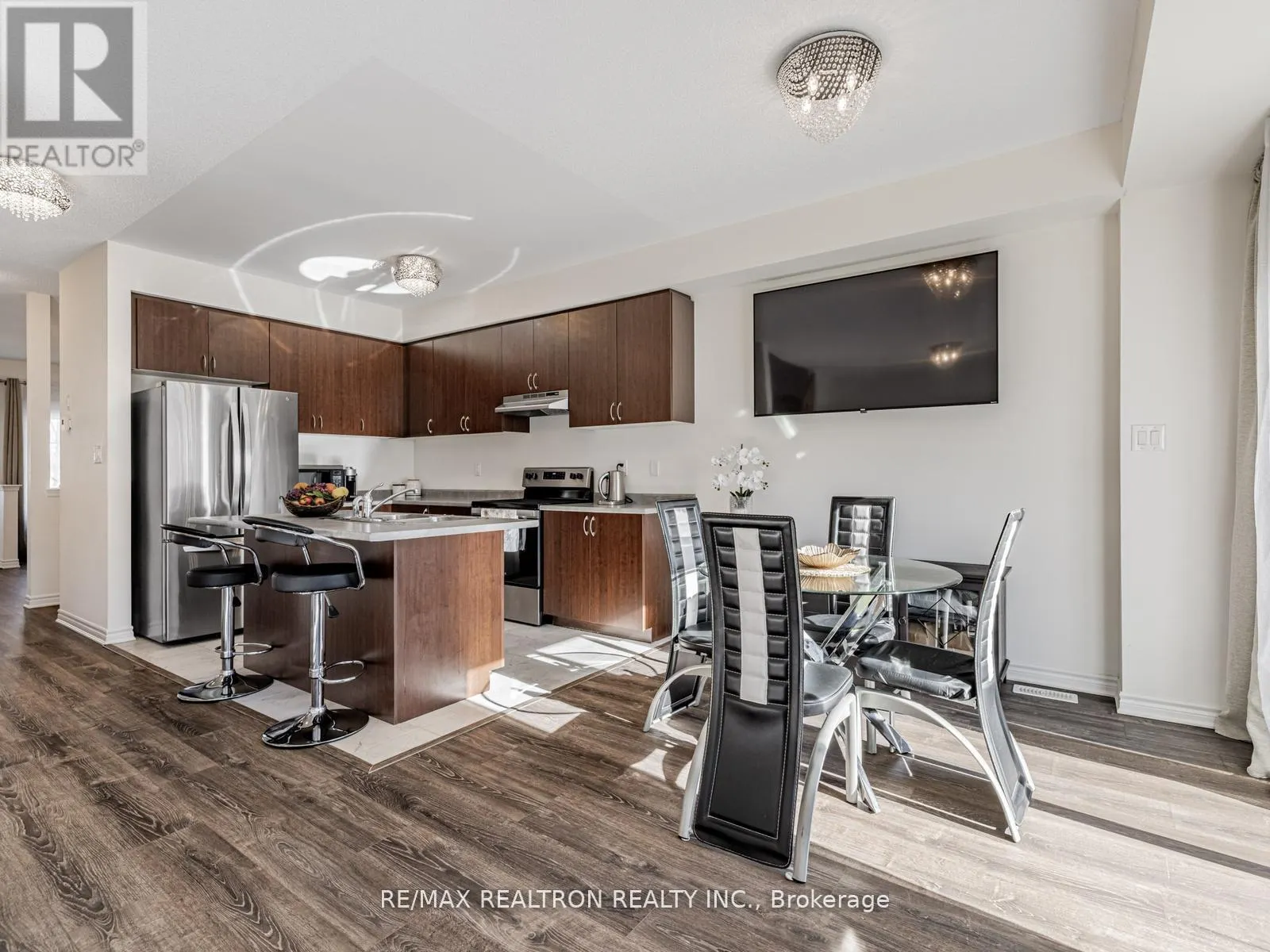 6 BOBOLINK DRIVE