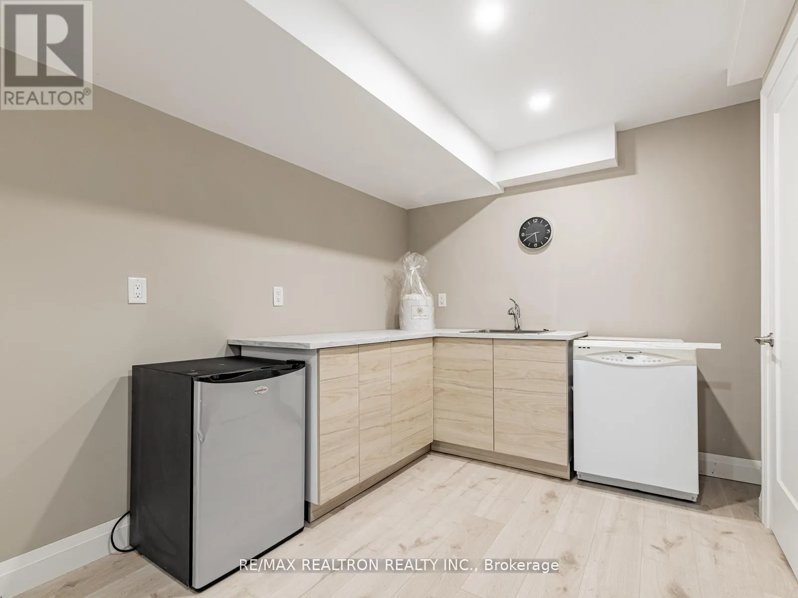 6 BOBOLINK DRIVE