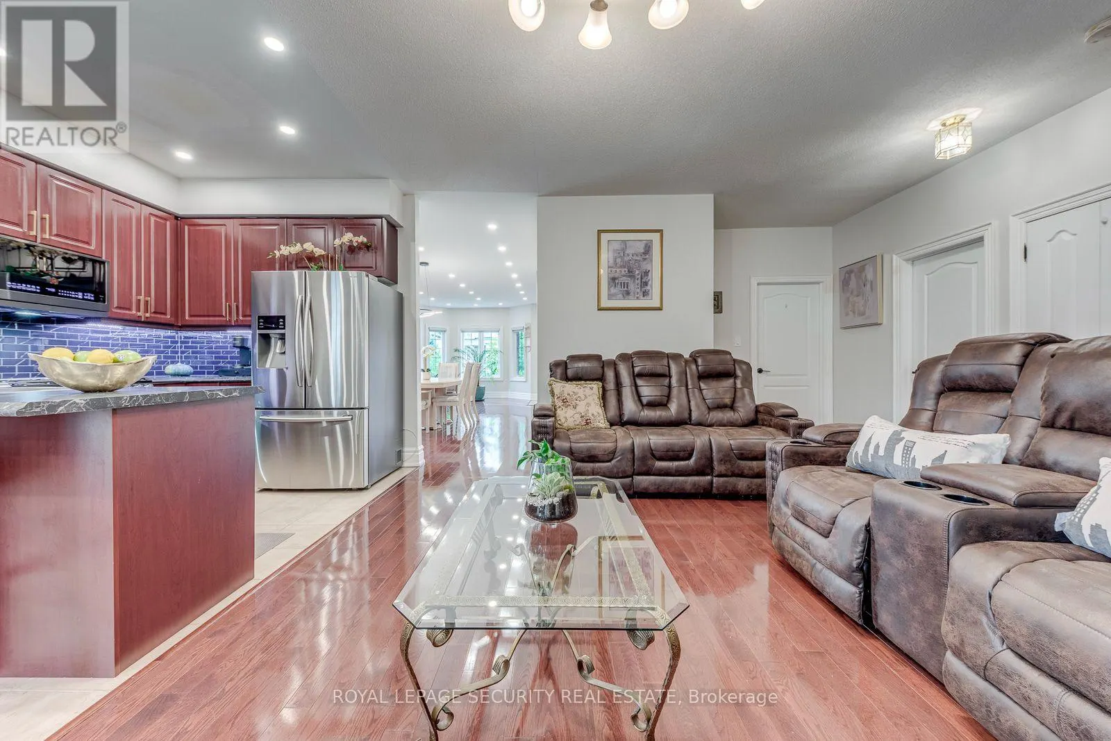 25 PINECLIFF CRESCENT