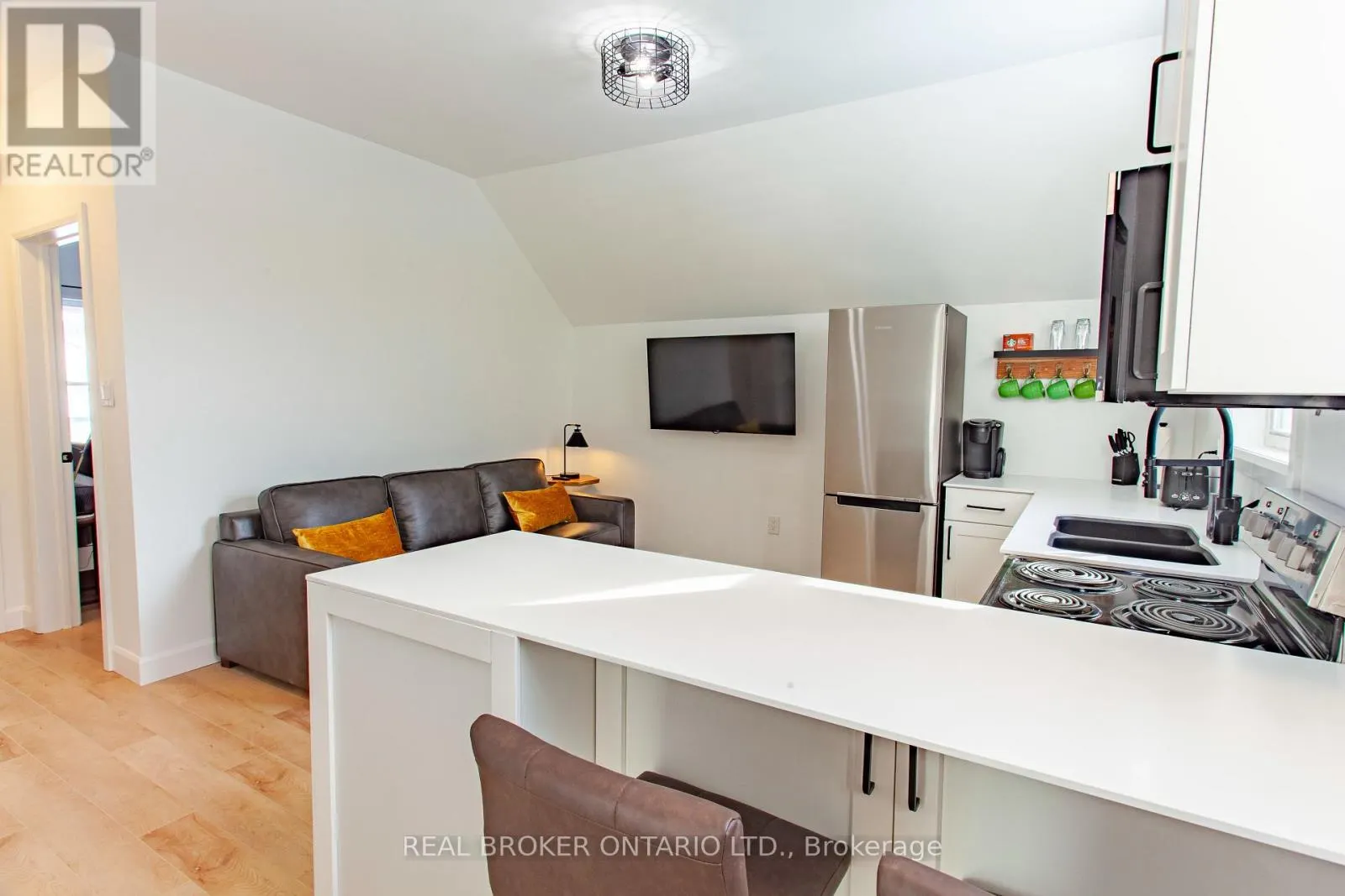 UPPER - 97 ALBERT STREET S