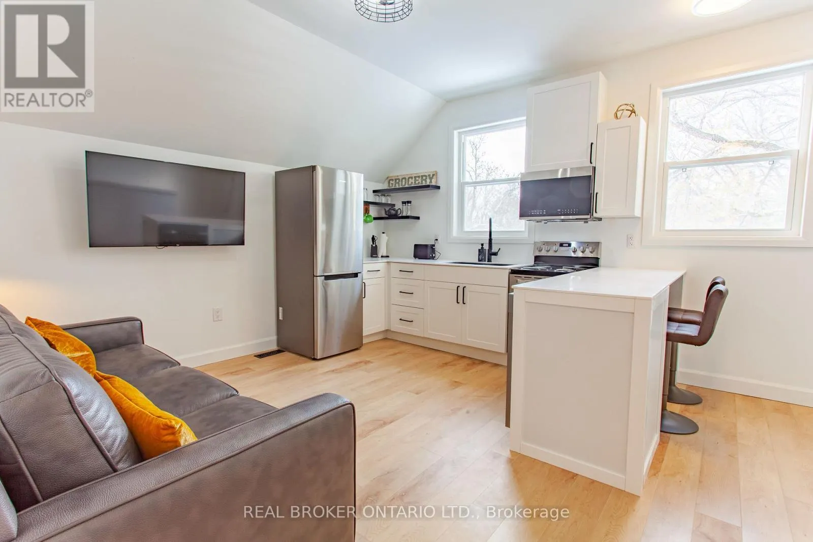 UPPER - 97 ALBERT STREET S