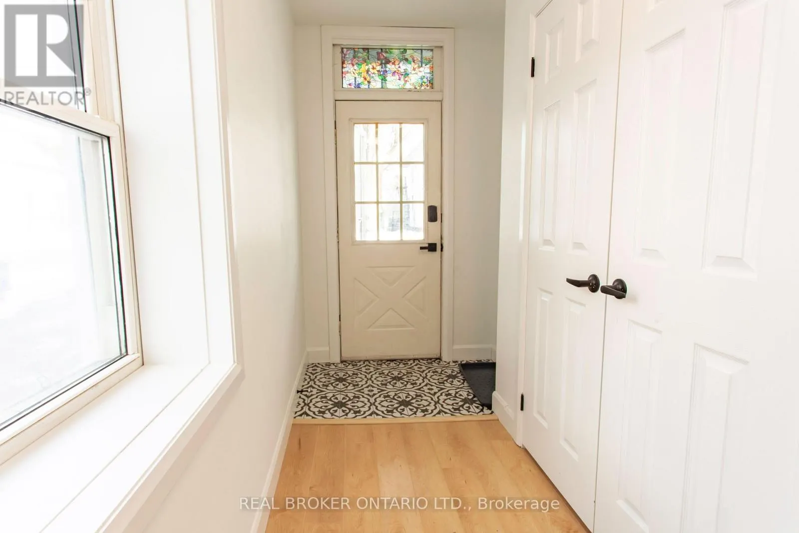 UPPER - 97 ALBERT STREET S