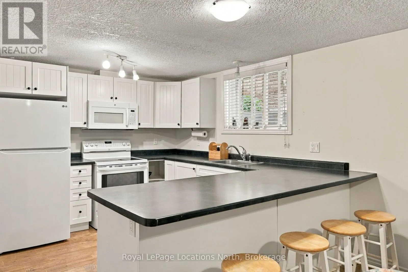 15 KAYLA CRESCENT