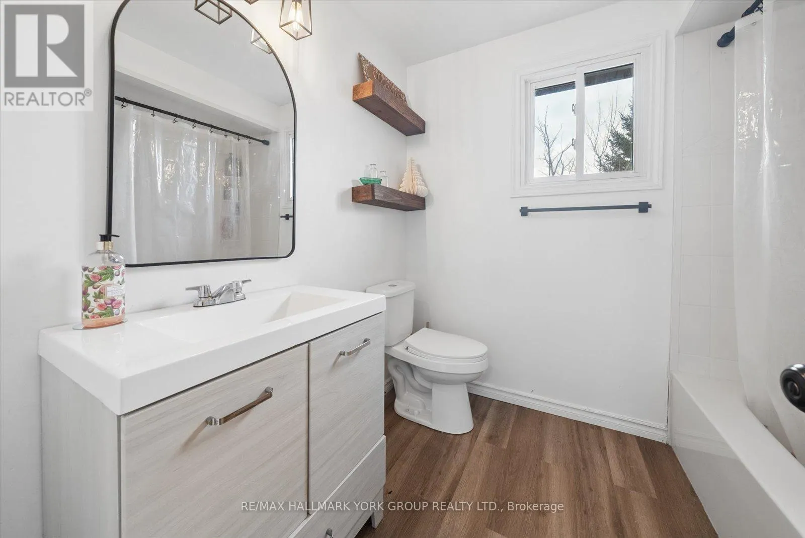 41 LAURENTIAN LANE