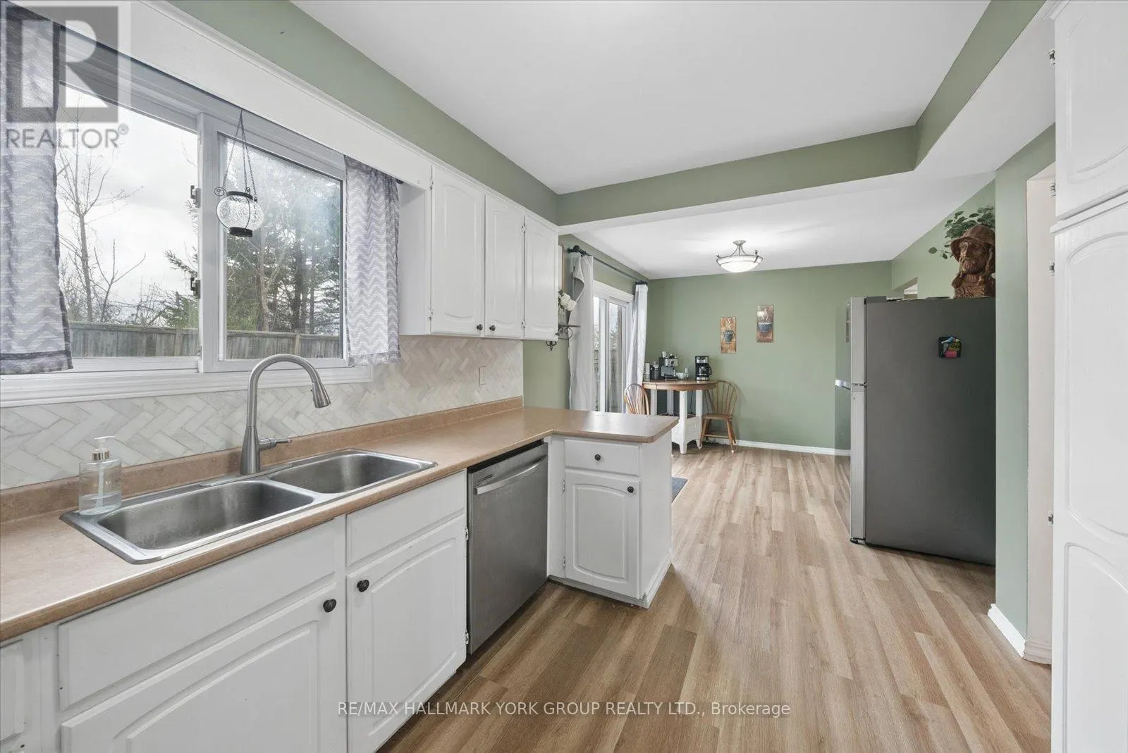 41 LAURENTIAN LANE