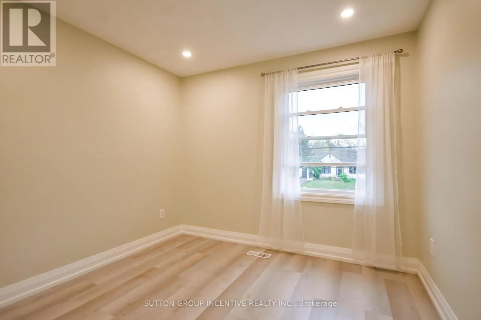 33B CUNDLES ROAD E