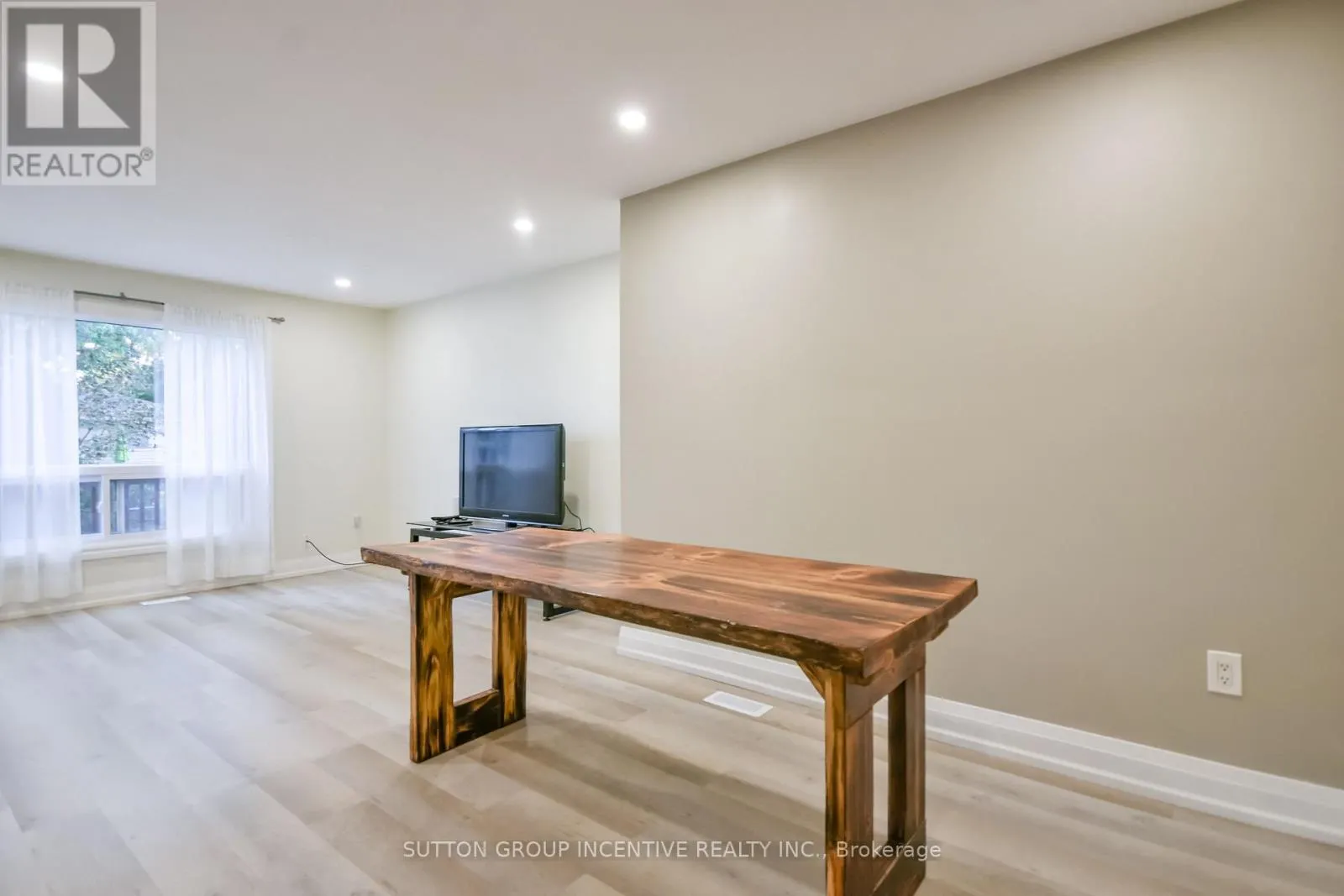 33B CUNDLES ROAD E