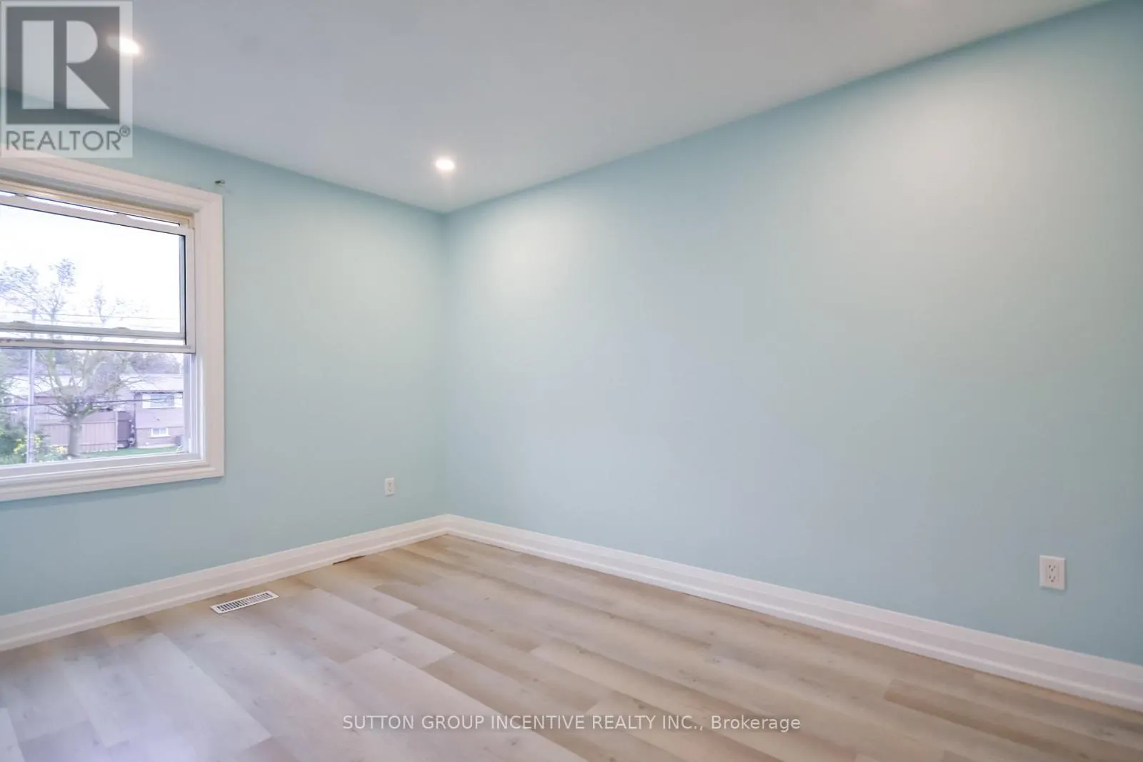 33B CUNDLES ROAD E