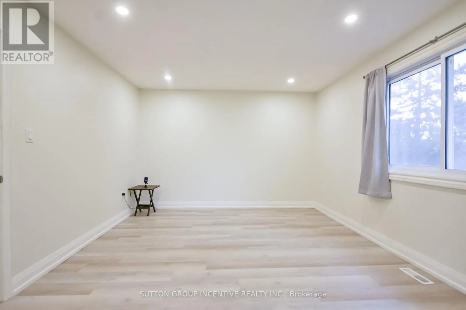 33B CUNDLES ROAD E