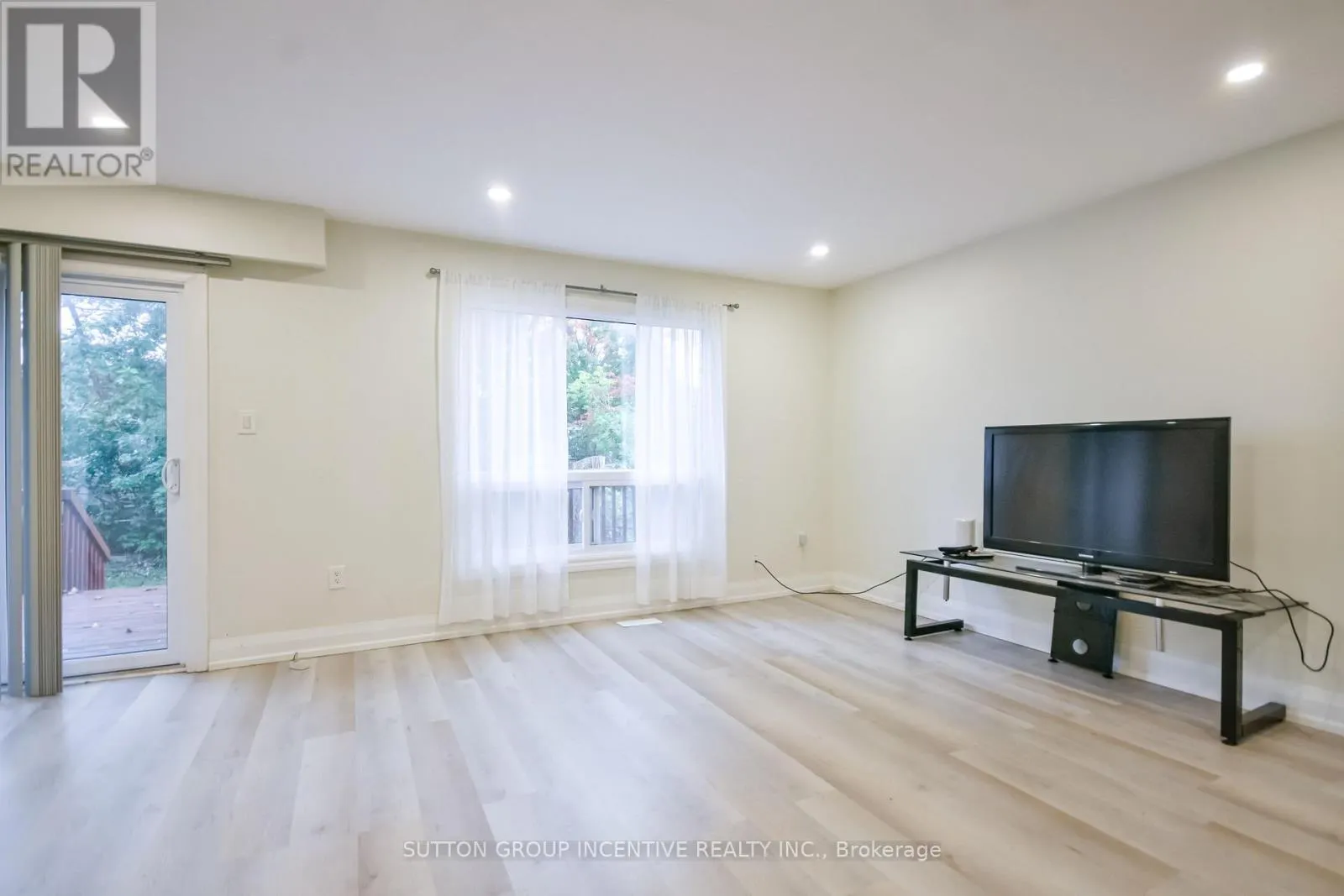 33B CUNDLES ROAD E