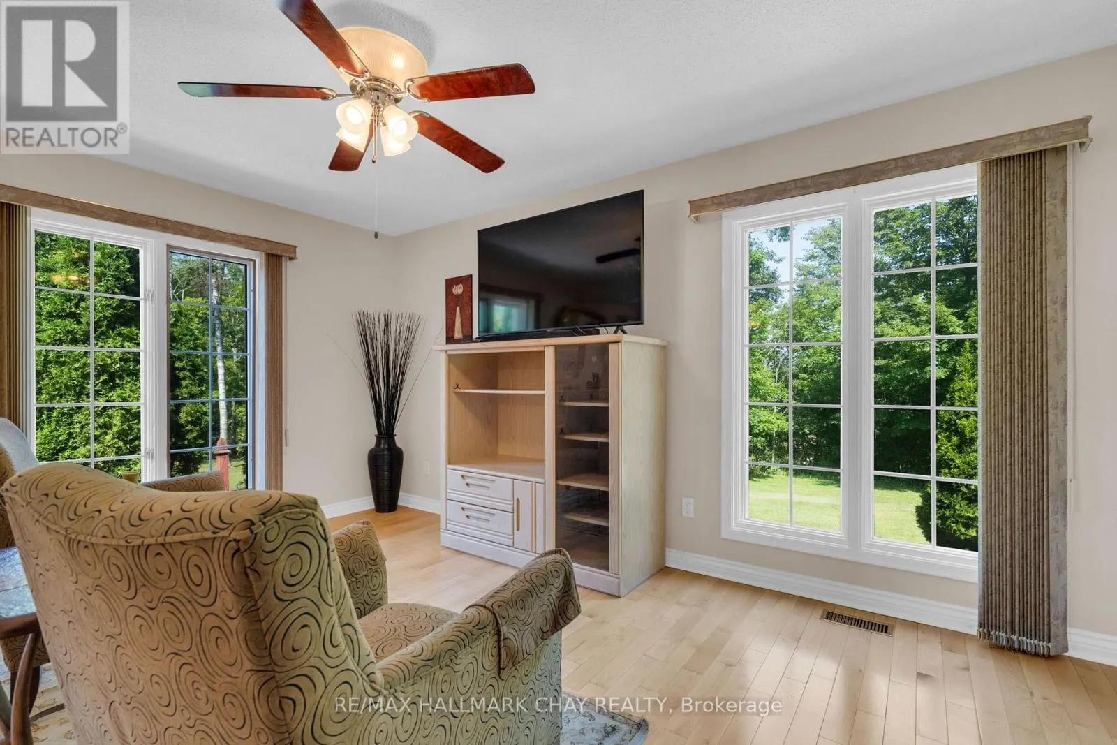 24 WOODLAND CRESCENT