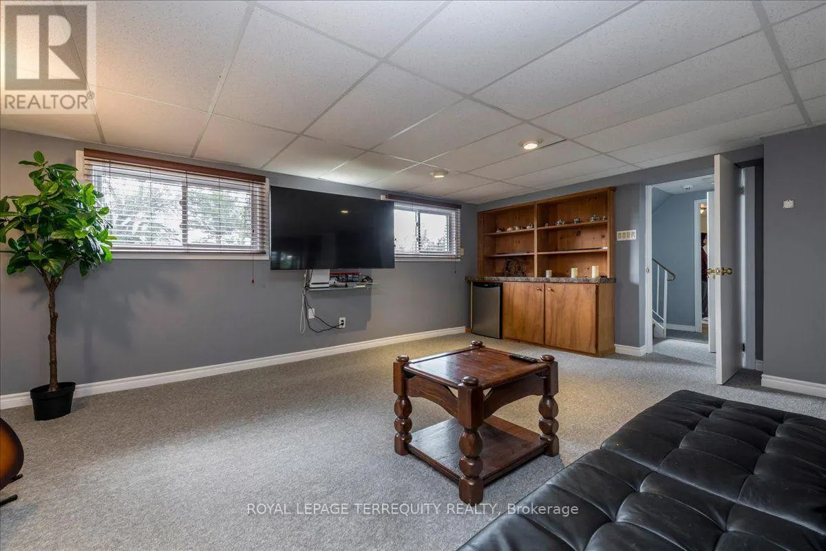 1092 OLD BARRIE ROAD W