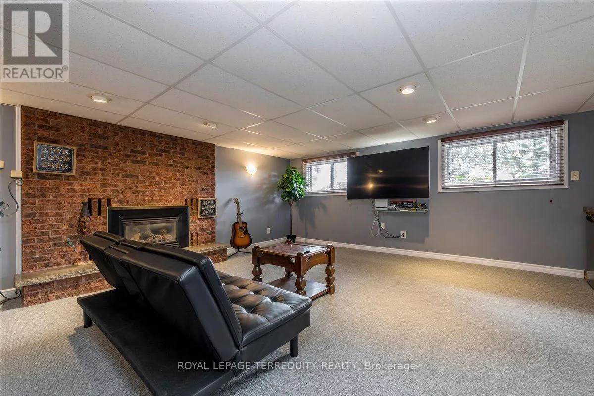 1092 OLD BARRIE ROAD W
