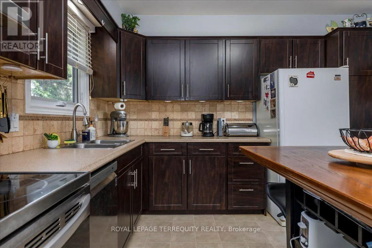 1092 OLD BARRIE ROAD W