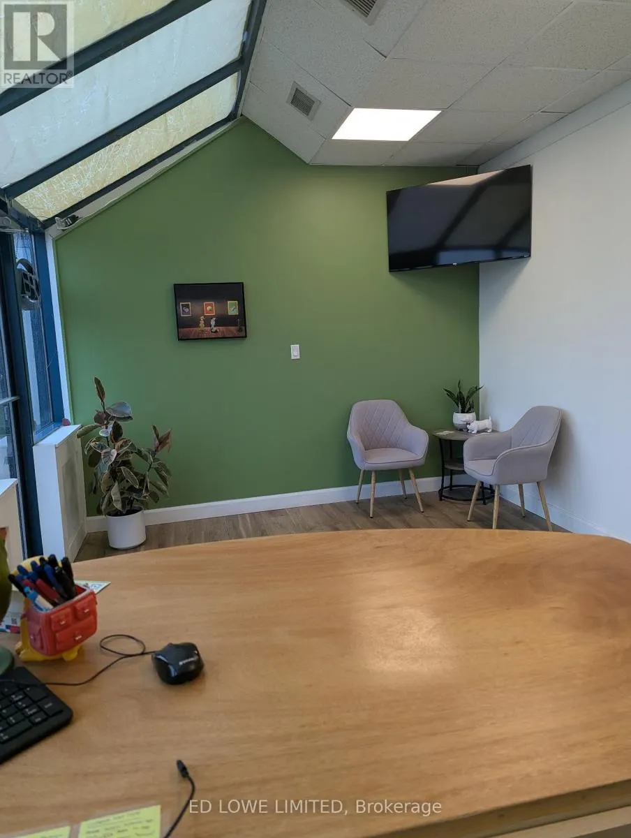 7 & 8 - 408 DUNLOP STREET W
